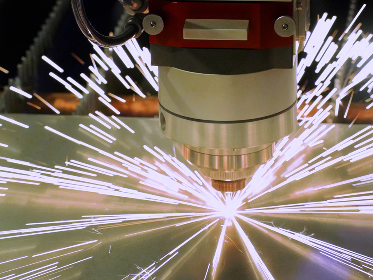 taglio del metallo con precisione e velocita il laser a fibra